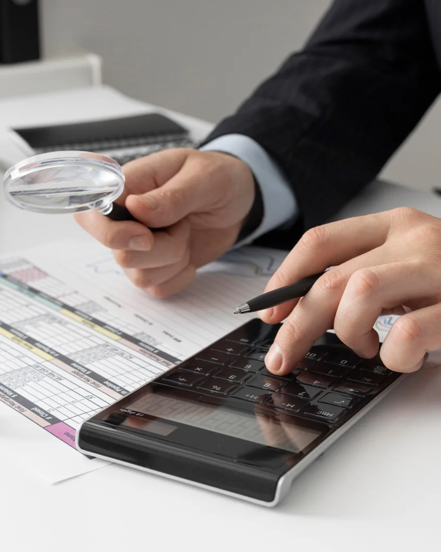 Análise cuidadosa de documentos e informações financeiras